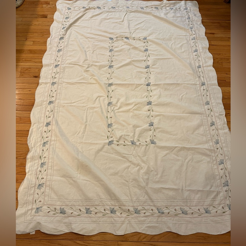 VTG Floral Hand Embroidered Cotton Tablecloth 60x90 grannycore - Picture 3 of 5